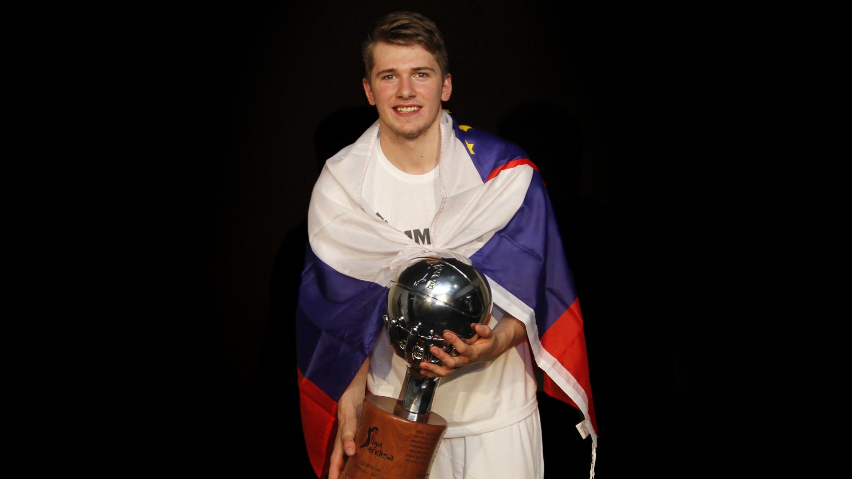 Luka Doncic celebra la Liga conquistada con el Madrid.