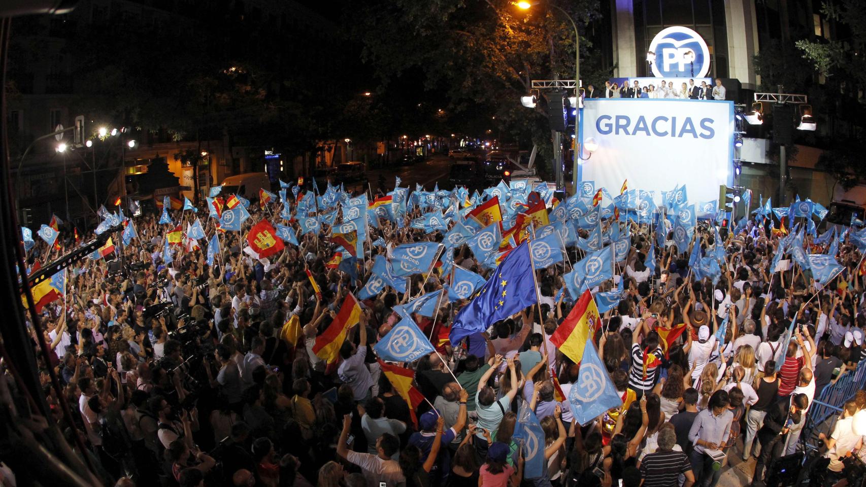 Partidarios del PP celebran el éxito electoral en Génova