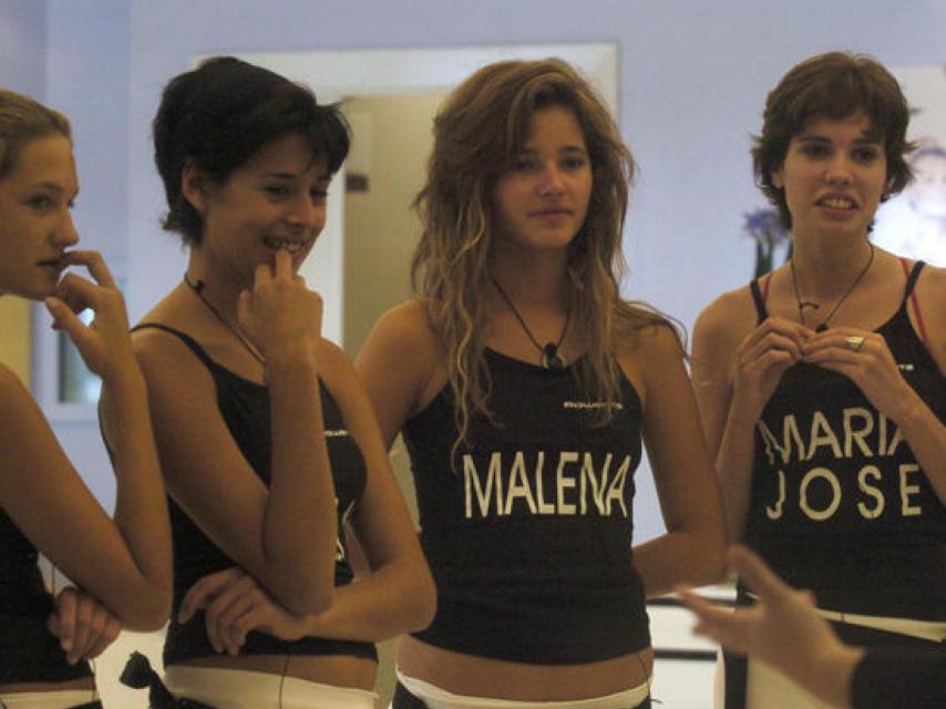Una jovencísima Malena Costa en el centro durante su paso por el reality