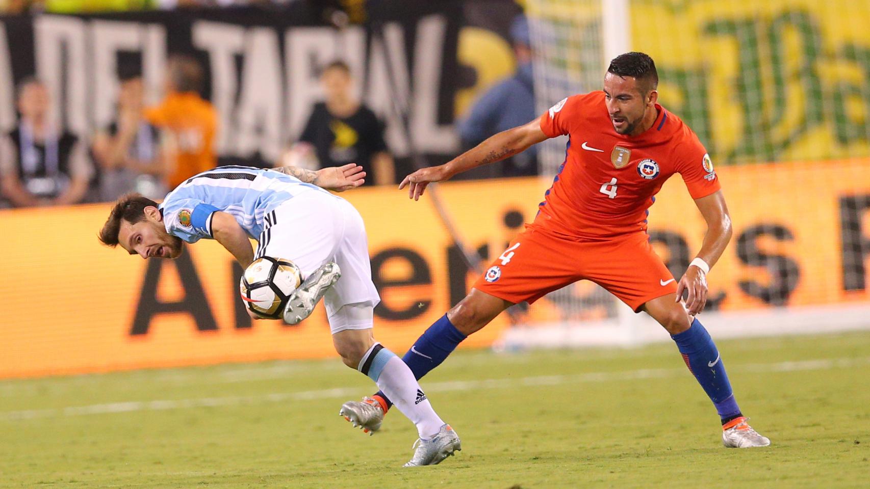 Messi en una jugada del partido contra el chileno Mauricio Isla