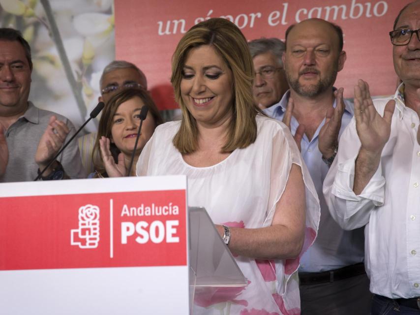 Susana Díaz junto a los miembros de la ejecutiva.