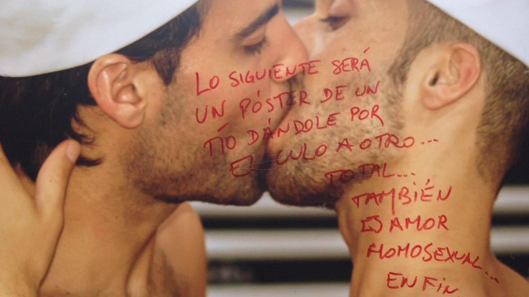 Pintadas homófobas en una exposición de Sevilla