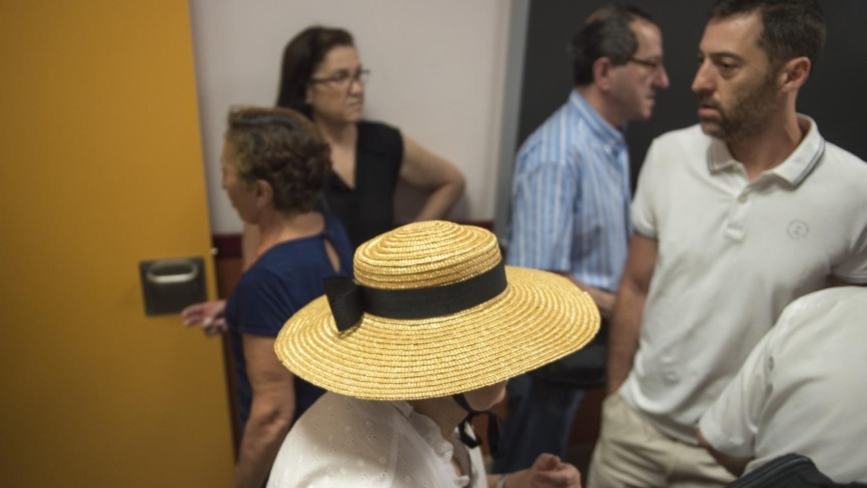Un momento de la jornada electoral en la Villa de Vallecas.