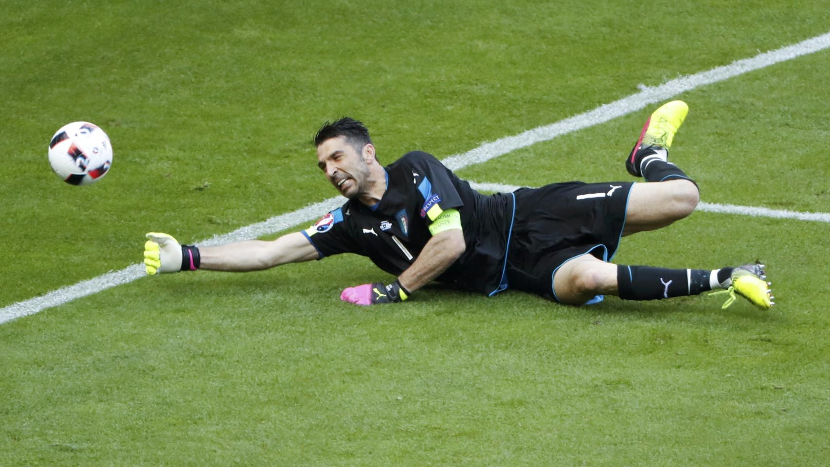 Gianluca Buffon detine un balón de Piqué en el tramo final del encuentro.