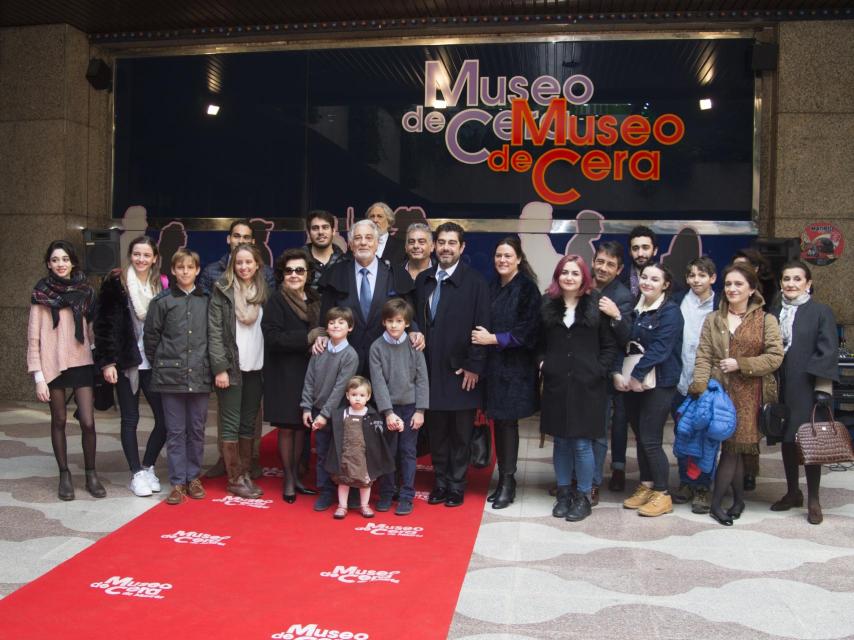 Placido Domingo y su familia en la presentación de su figura en el Museo de Cera de Madrid
