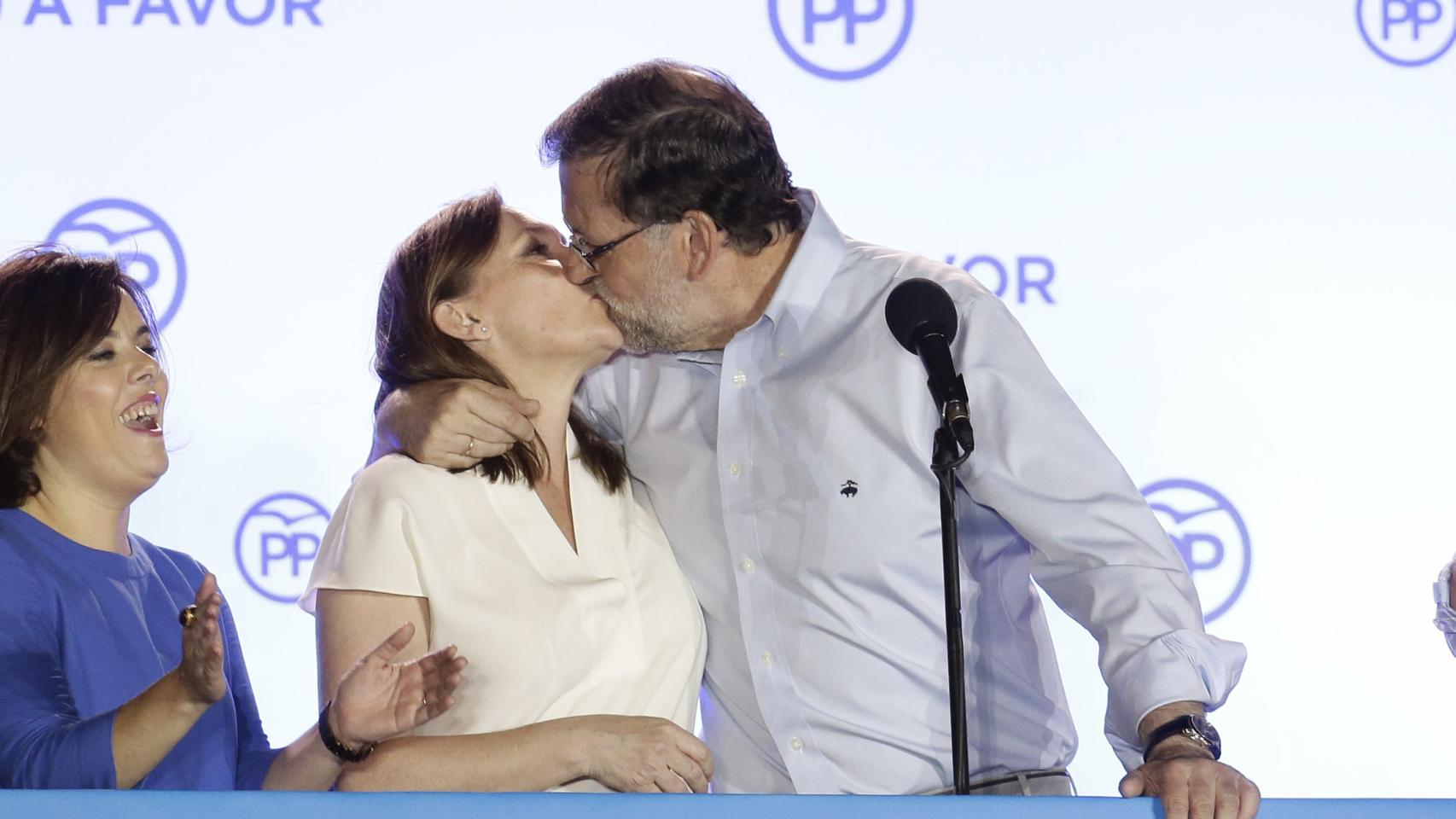 Rajoy ha besado a su mujer al igual que Iker Casillas a Sara Carbonero en el Mundial de 2010