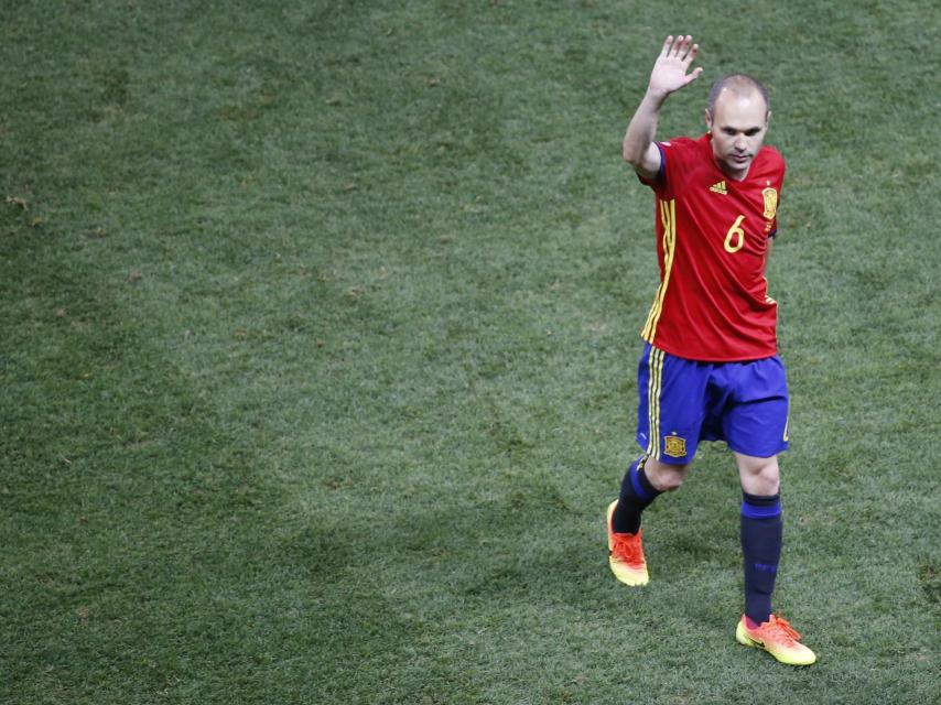 Andrés Iniesta saluda a la afición en el primer partido.
