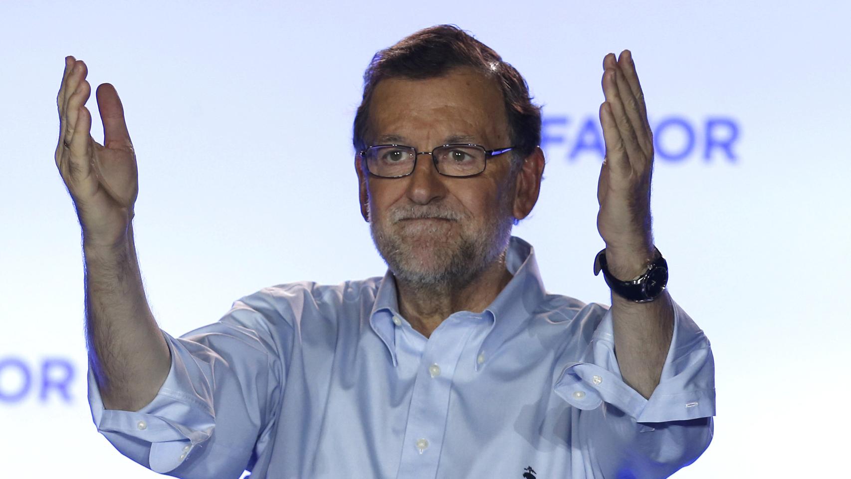 Rajoy, durante su comparecencia ante los simpatizantes en el exterior de la sede del partido.