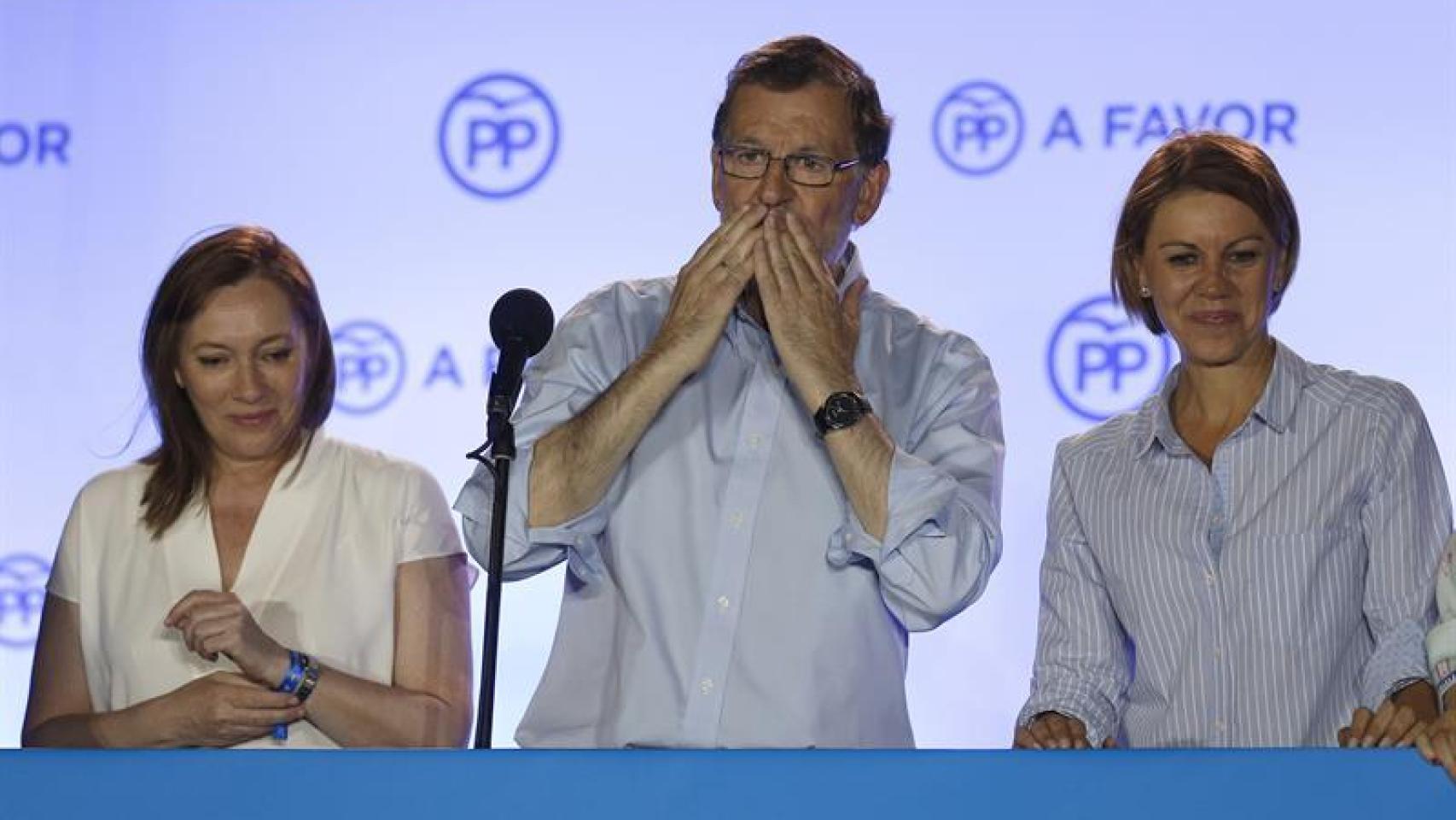 Rajoy su esposa y María Dolores de Cospedal, en el balcón de Génova.