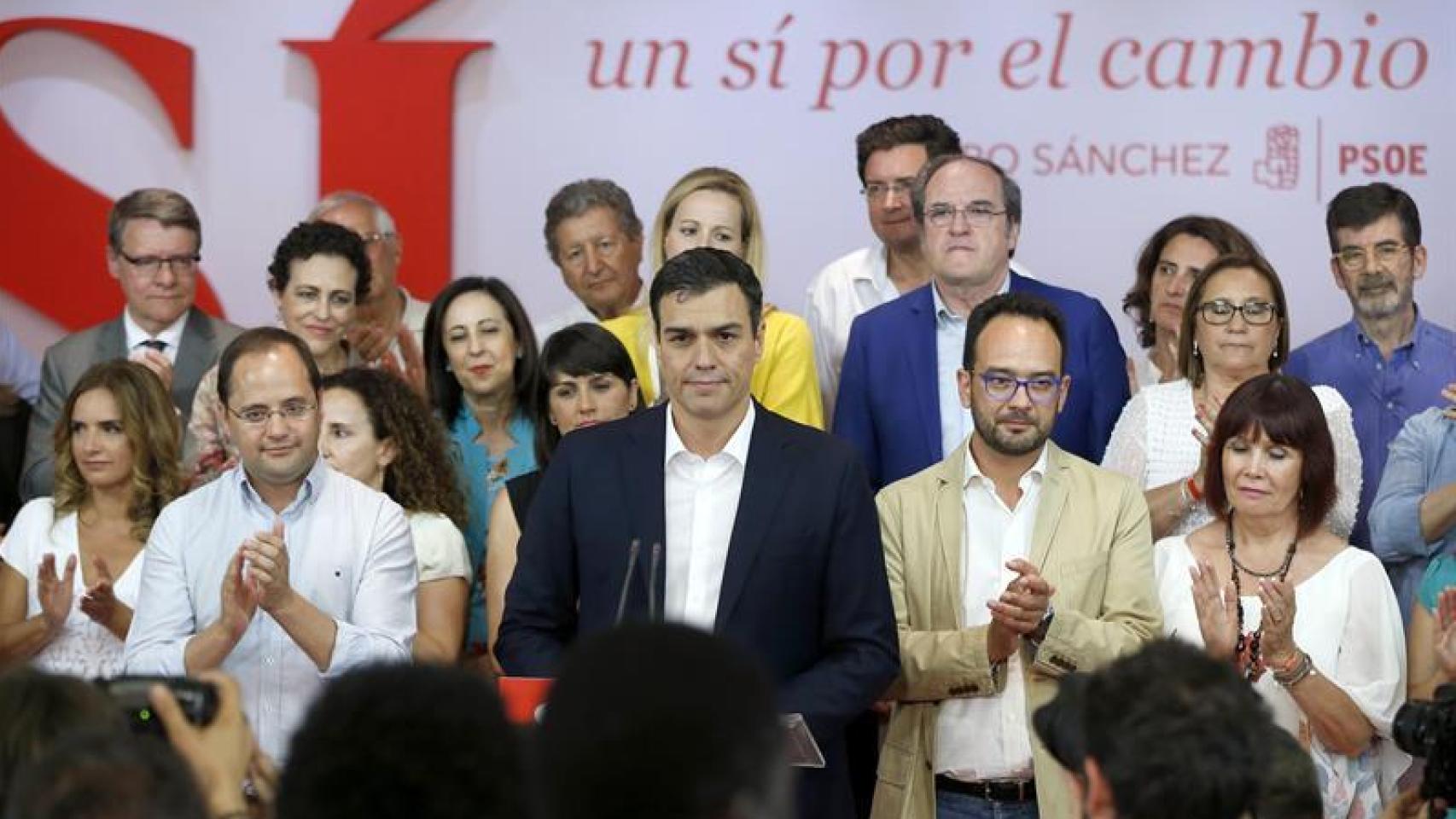 Sánchez, con su equipo en Ferraz.