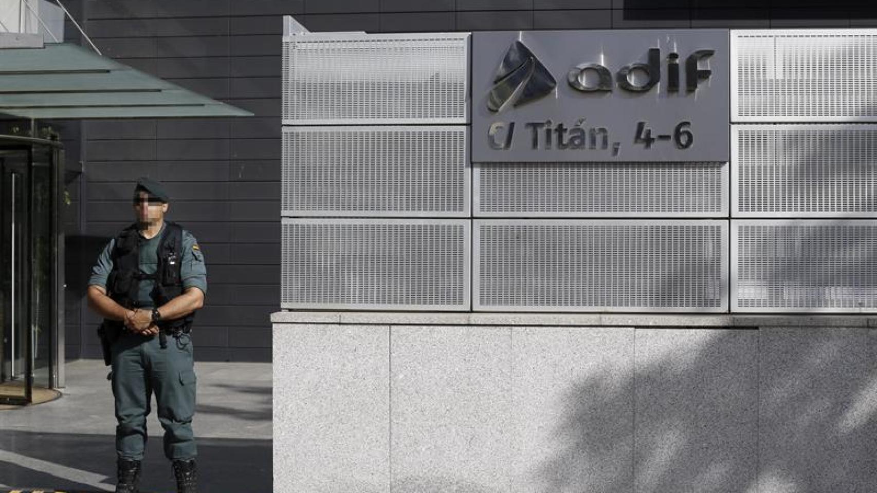 Un agente custodia la puerta de la sede de ADIF