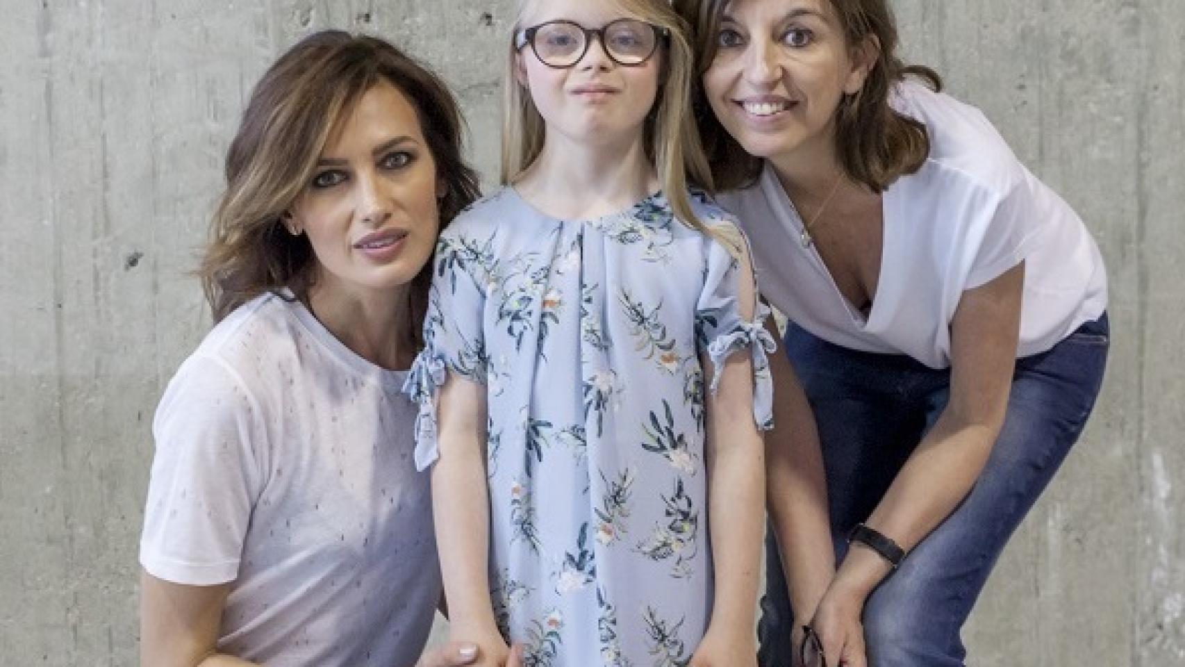 Nieves Alvarez y Belén Villalobos, con Sofía, que desfiló para su firma, N+V.