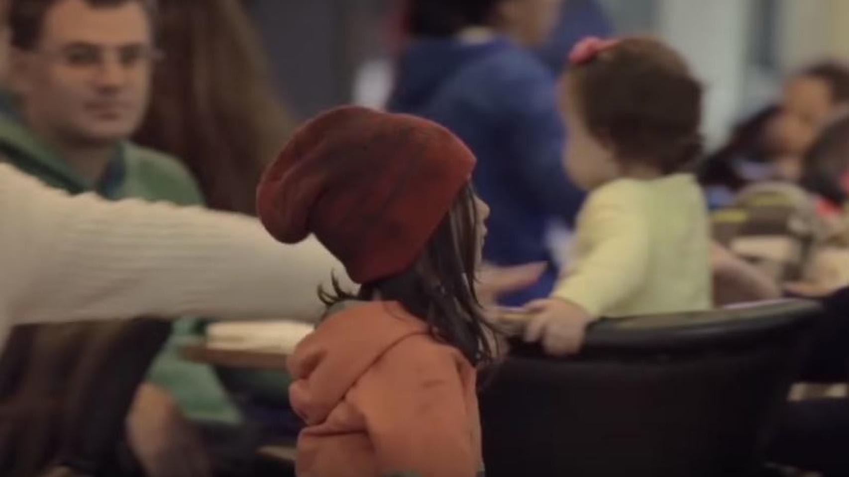 Una persona echa a Anano de su mesa.