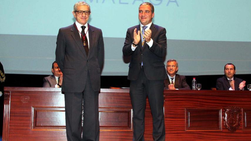 Manuel Azuaga sustituye a Braulio Medel en la presidencia de Unicaja tras 25 años. En la foto, Medel (izda) con el presidente de la Diputación Provincial de Málaga, Elías Bendodo.