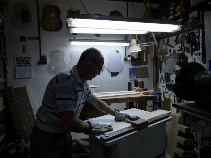 En el taller, dándole forma a una guitarra.
