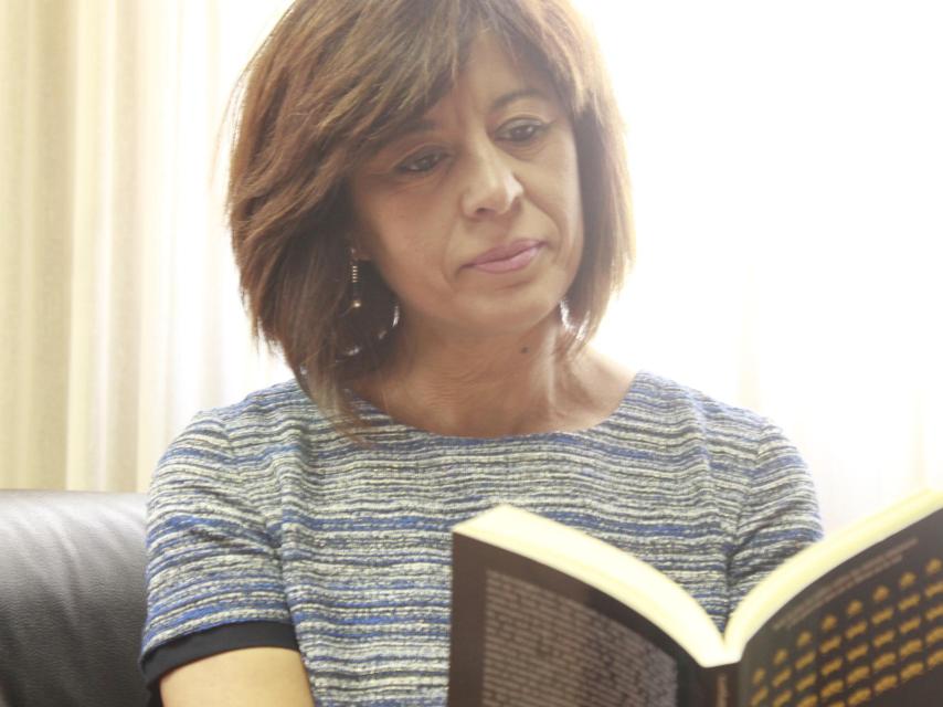 La autora con el libro.