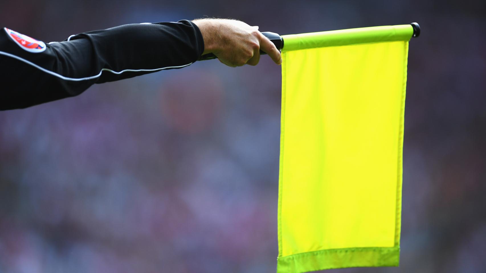 Un linier levanta la bandera.