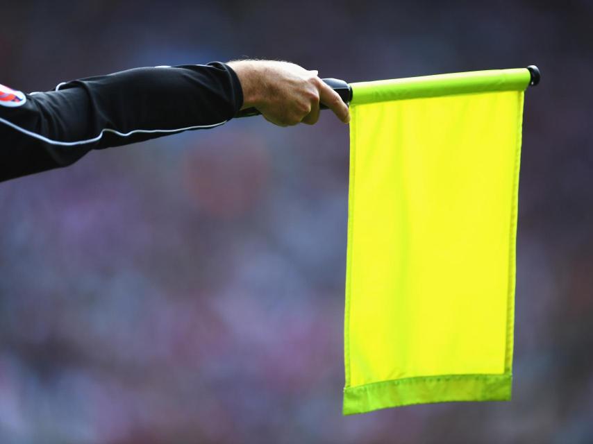 Un linier levanta la bandera.