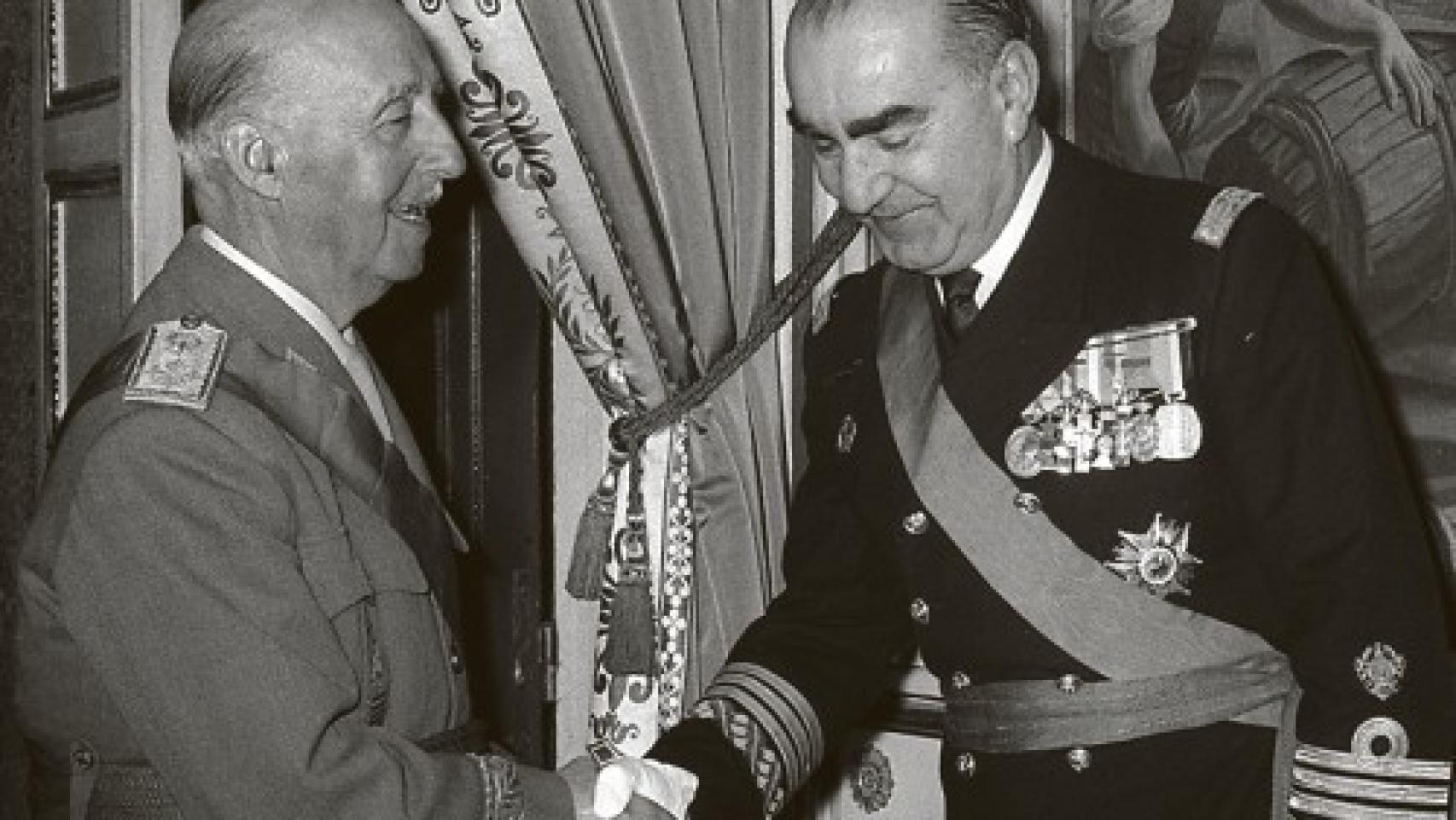 Franco saluda a Carrero Blanco.