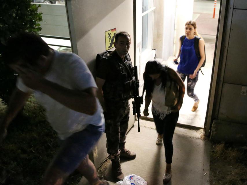 Los Cuerpos de seguridad han evacuado a los usuarios del aeropuerto.