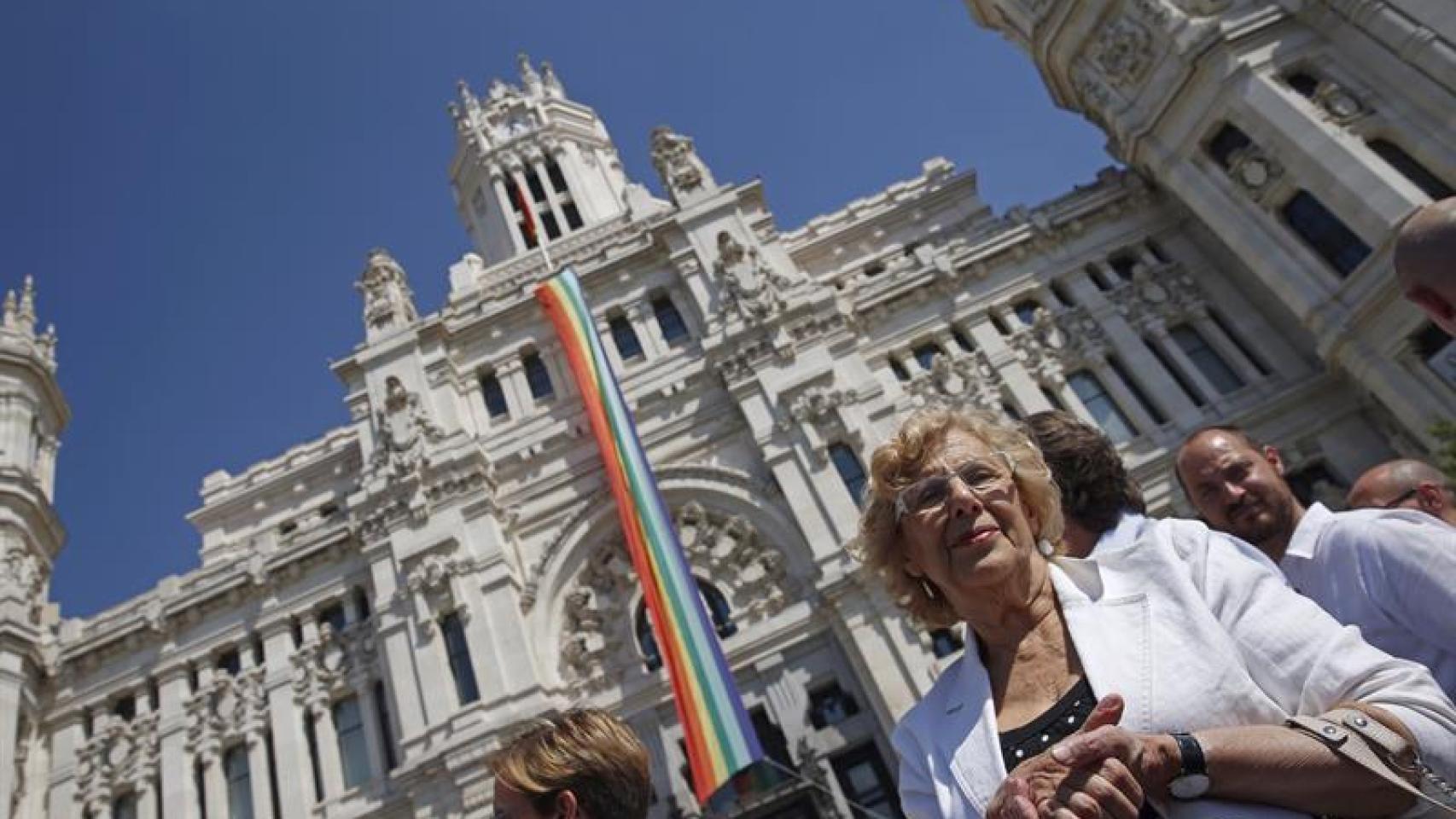 La alcadesa de Madrid, Manuela Carmena, tras el despliegue de la bandera arcoíris en la fachada del Ayuntamiento