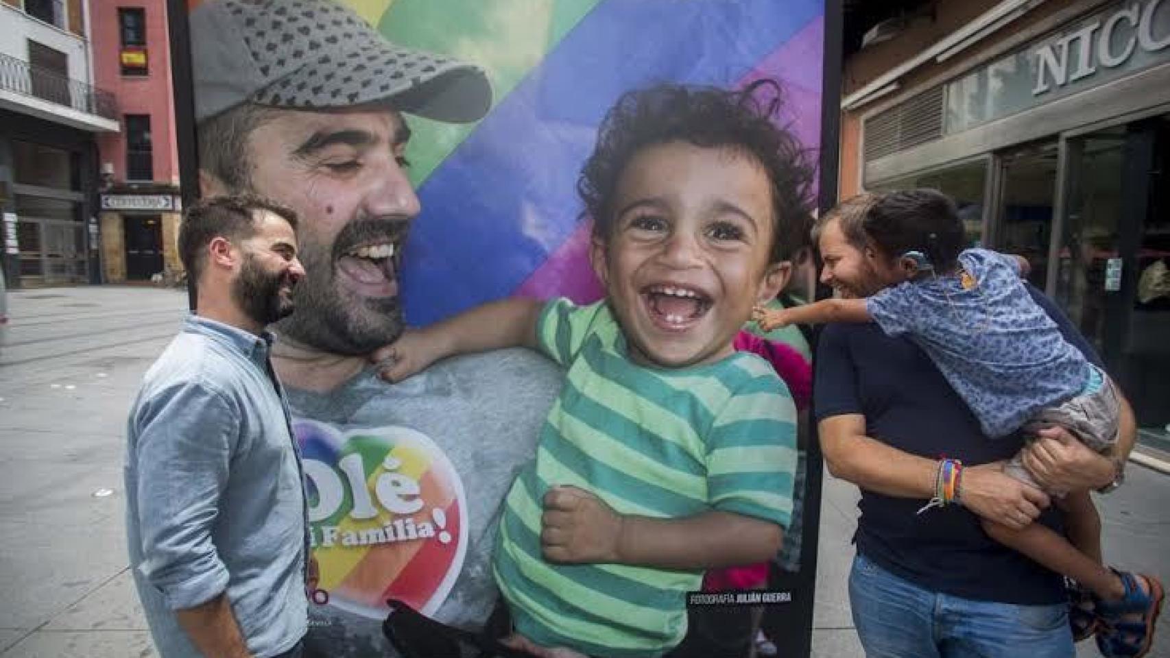 La pareja, junto a una de las imágenes que protagonizan la exposición en Sevilla.