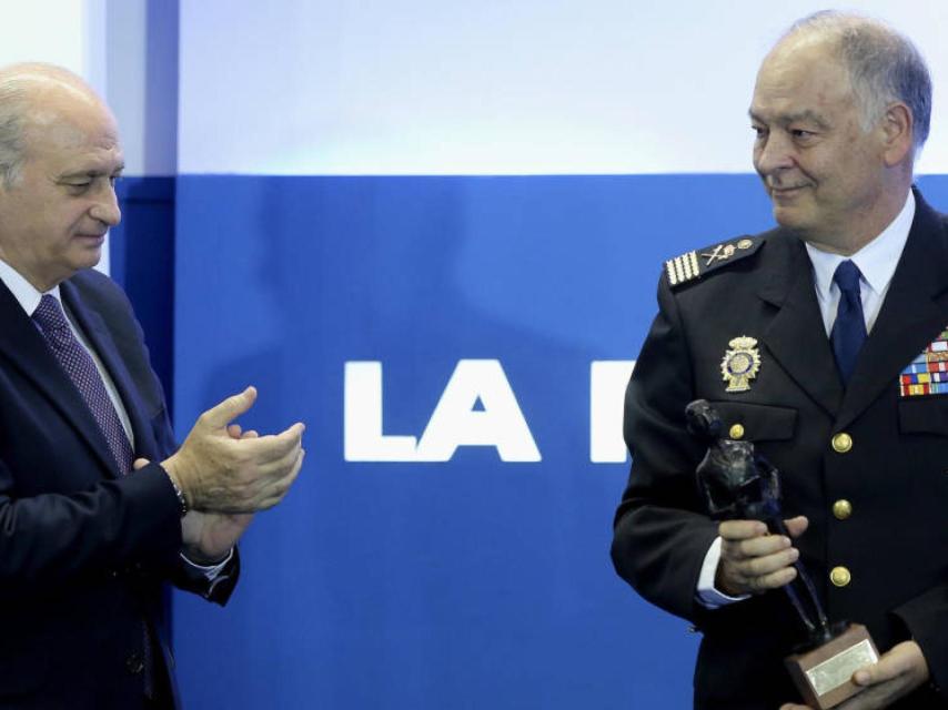 Jorge Fernández Díaz con el número dos de la Policía, Eugenio Pino.