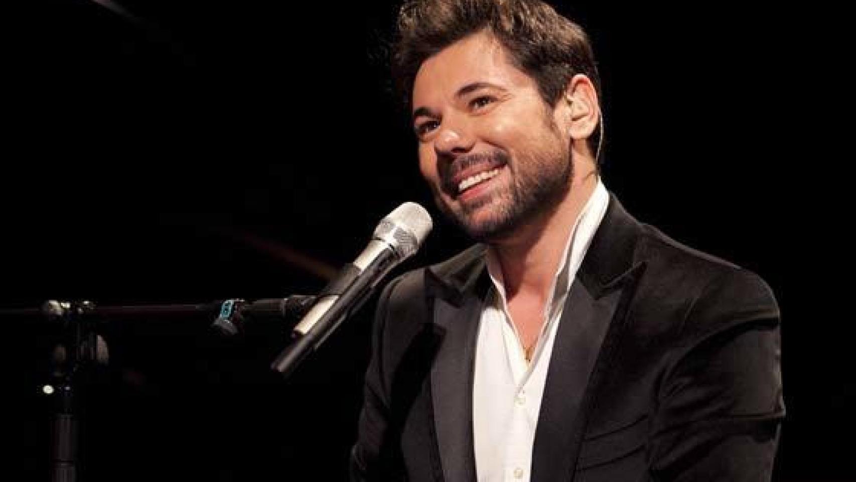 Miguel Poveda emocionó a la Primera Dama con su voz desgarradora