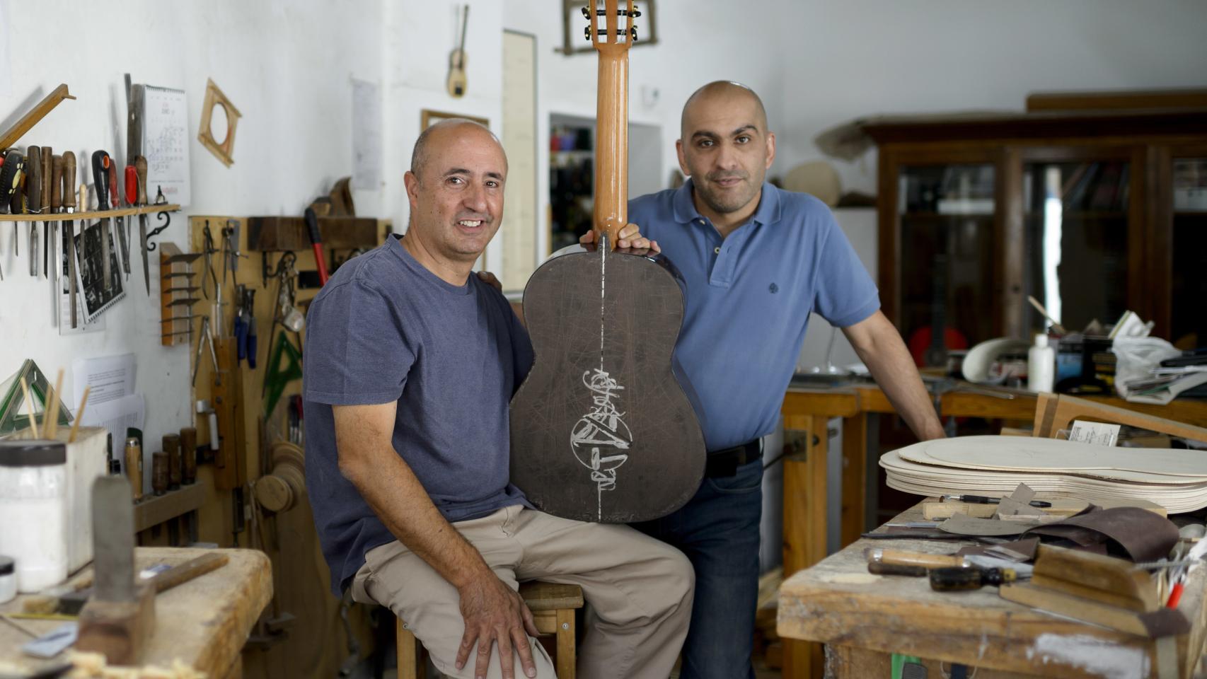 Mariano Conde y el artista Javier Liébana han creado una obra de arte de seis cuerdas.