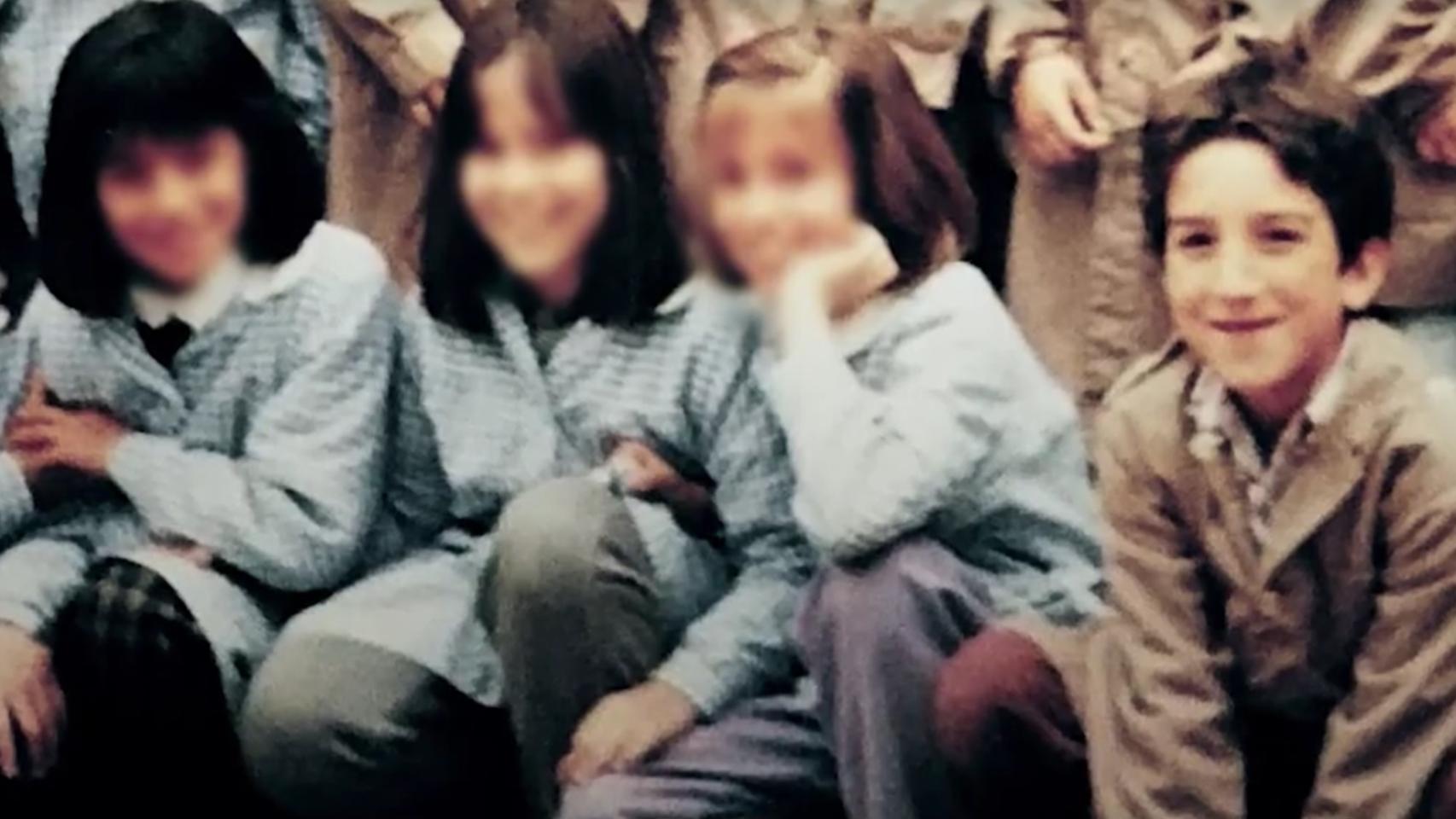 Polo de pequeño con compañeras de clase