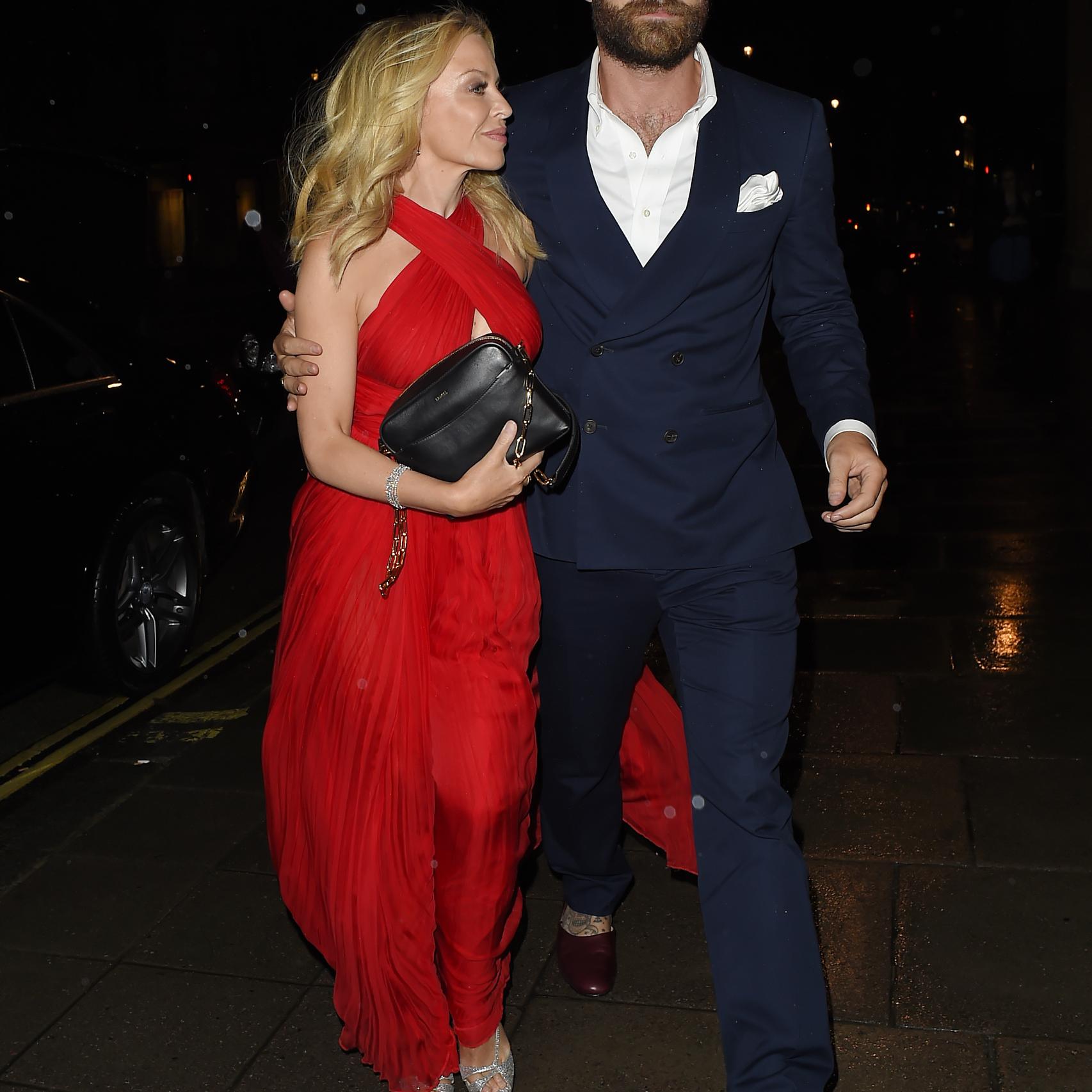 La cantante Kylie Minogue y el actor Joshua Sasse