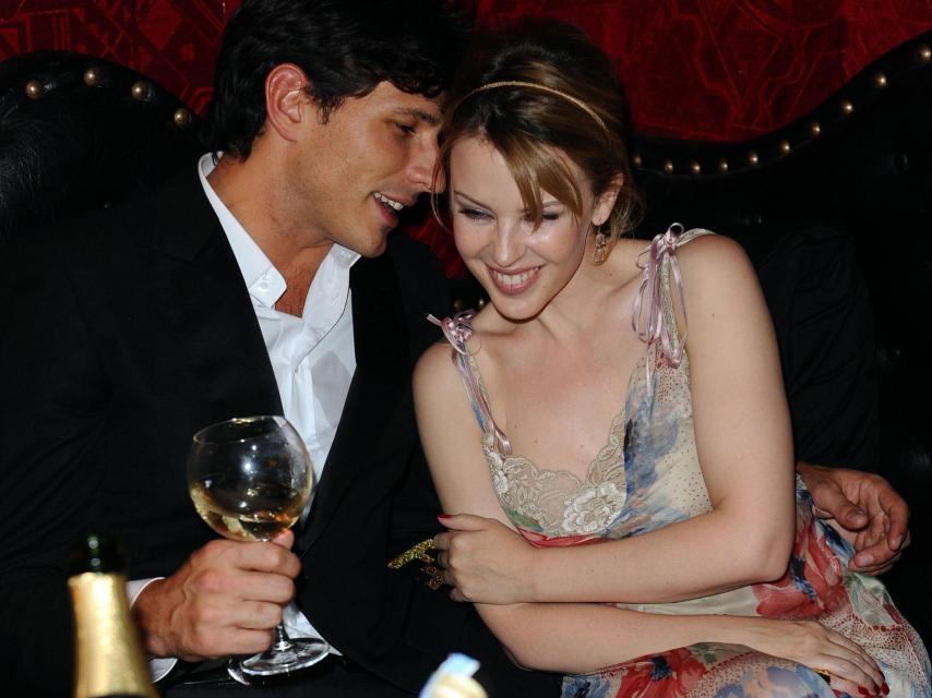 El modelo español Andrés Velencoso cuando era pareja de la cantante australiana