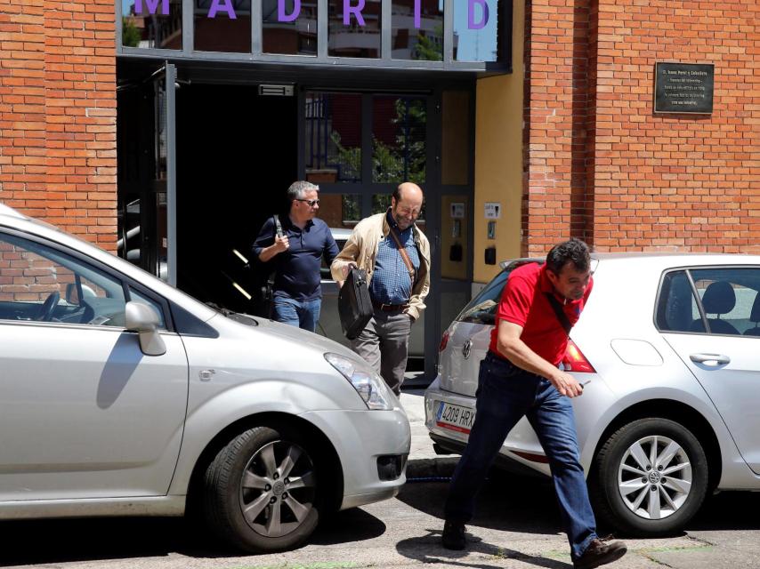 Agentes de la AEAT a su salida del Google Campus de Madrid
