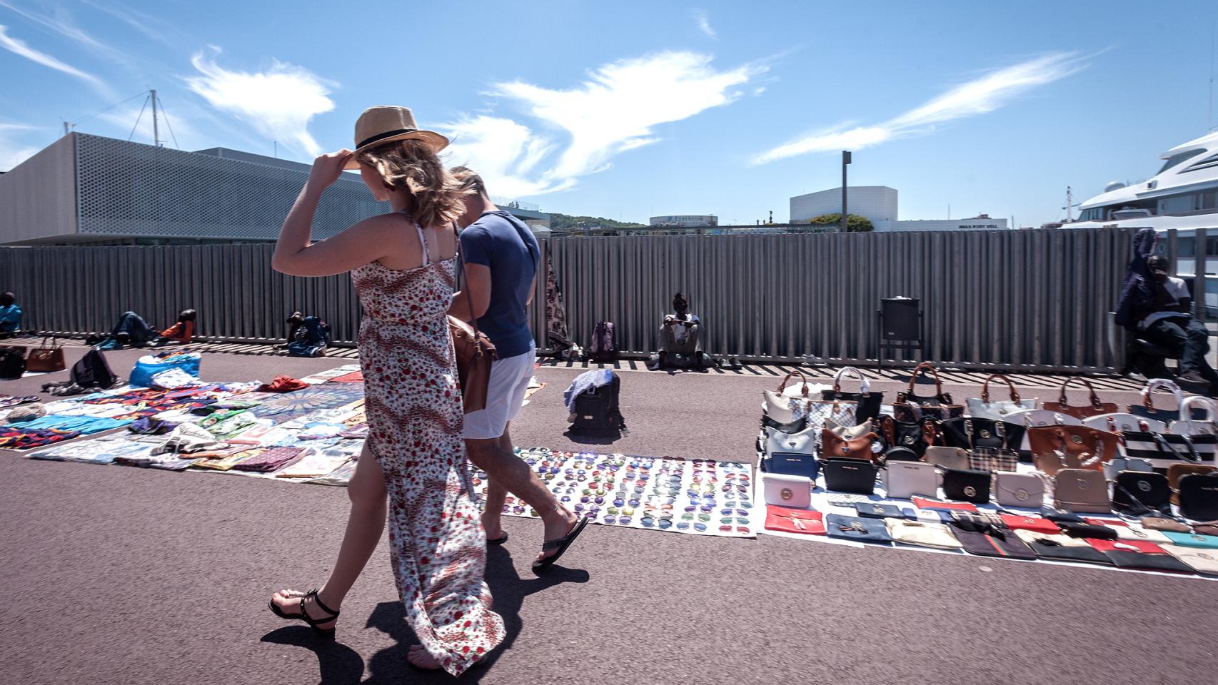 Los productos falsificados inundan el paseo San Juan de Borbón