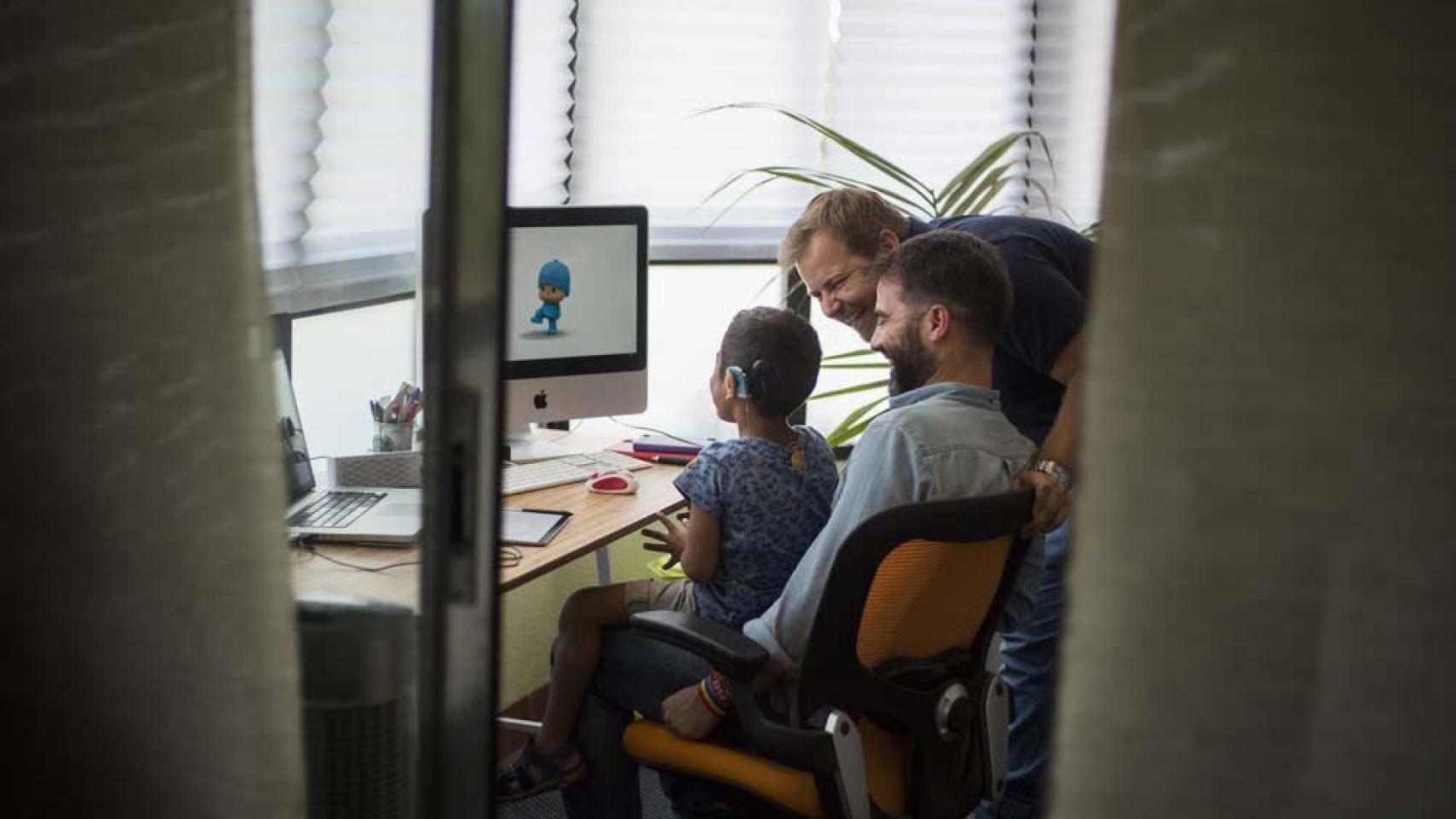 Julián y Agustín, junto a su hijo, al que adoptaron.