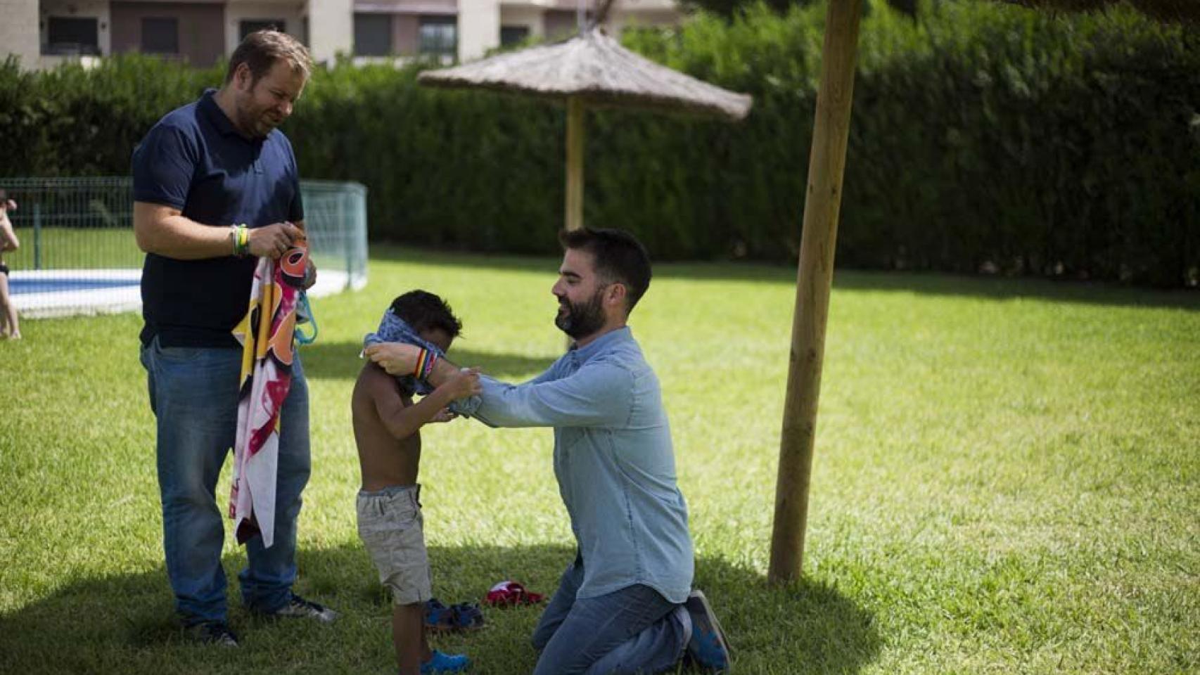 El niño de la pareja sevillana disfruta ya de las vacaciones escolares de verano.