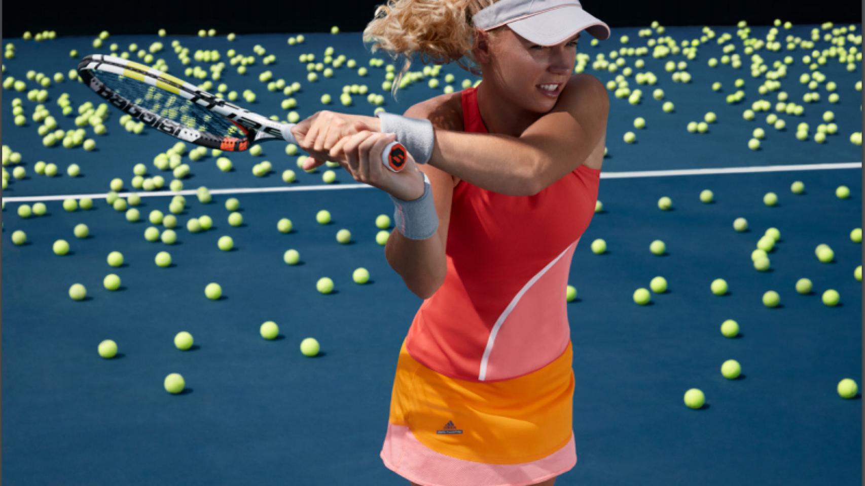 Caroline Wozniacki,  con uno de los uniformes de la colección Barricade de Stella McCartney.