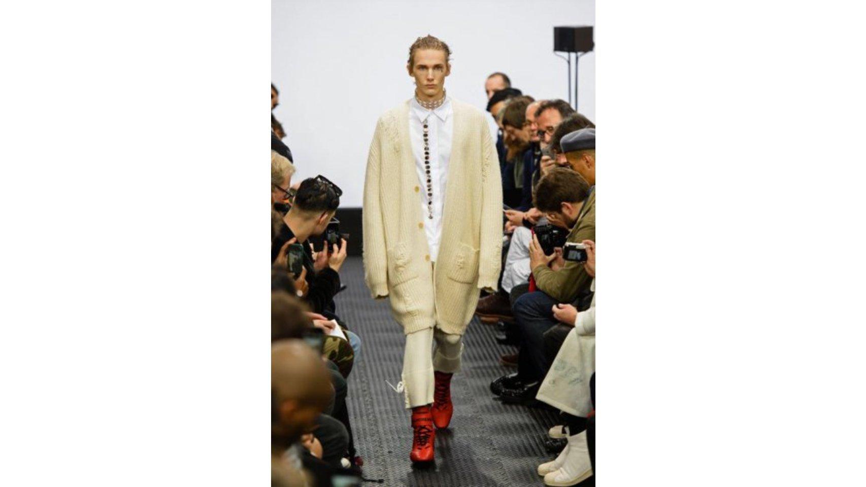 El  bajo del pantalón sube, porque está ideado para lucir calzado de tacón o plataformas.