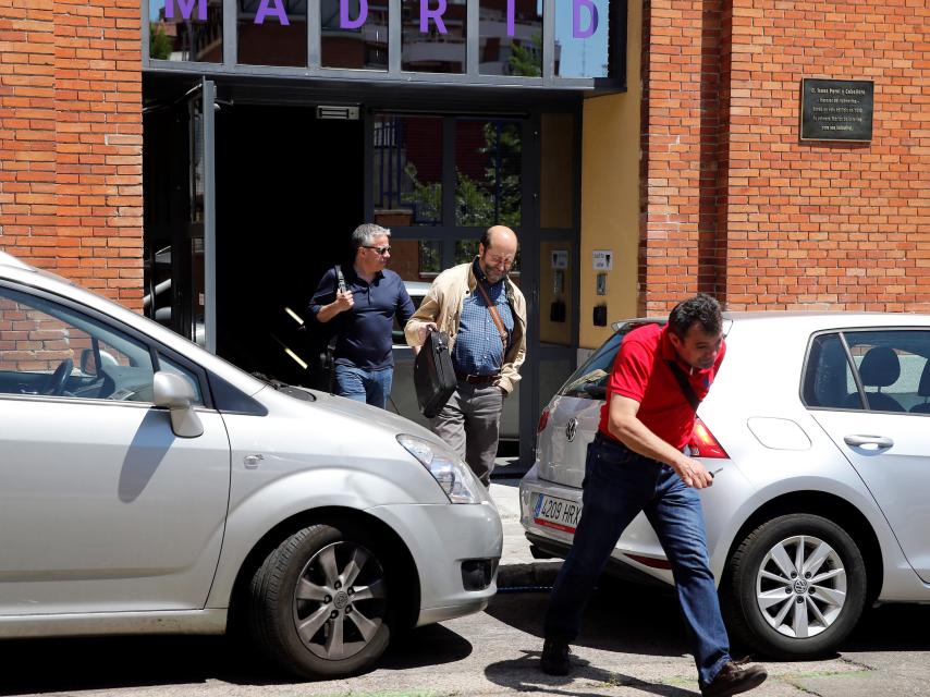 Inspectores de Hacienda saliendo de las oficinas del Campus Madrid.