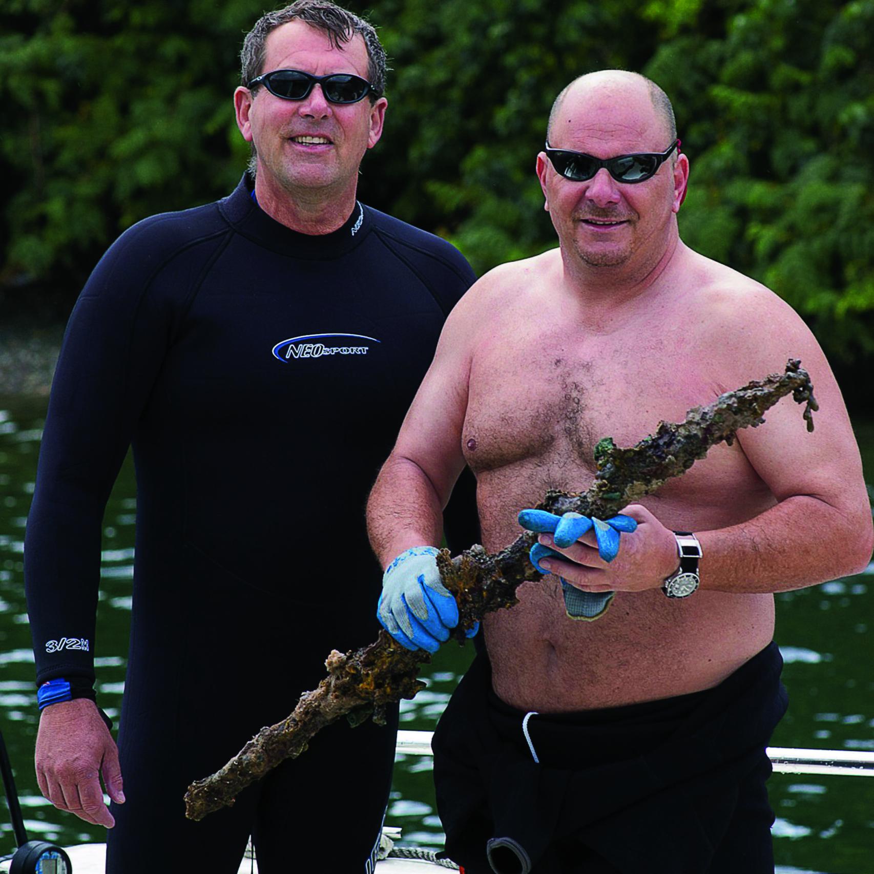 John Chatterton y John Mattera con unos restos que encontraron en el Golden Fleece. Foto de Howard Ehrenberg.