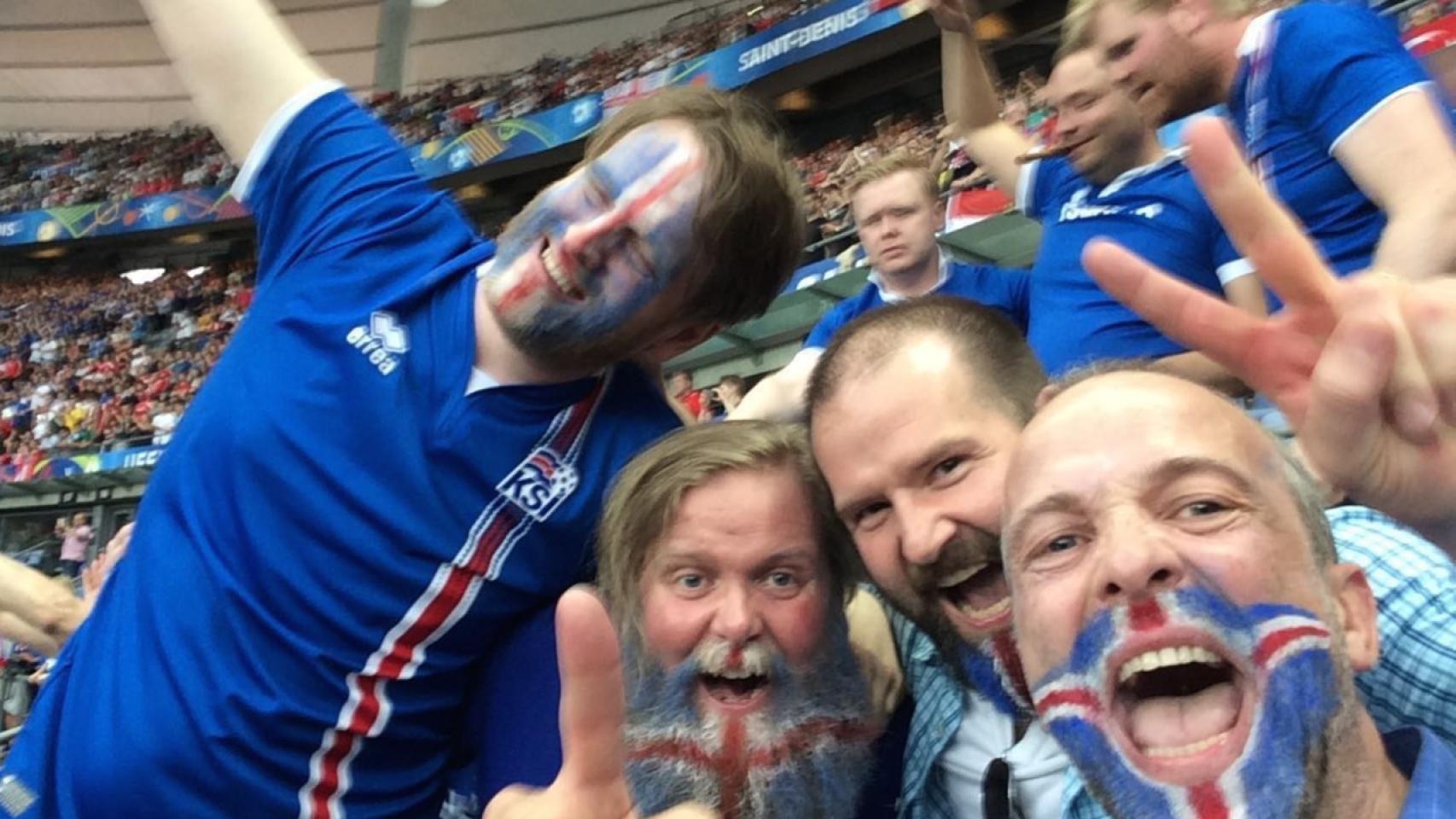 Hugi Gudmundsson celebrando el gol en el partido contra Austria.