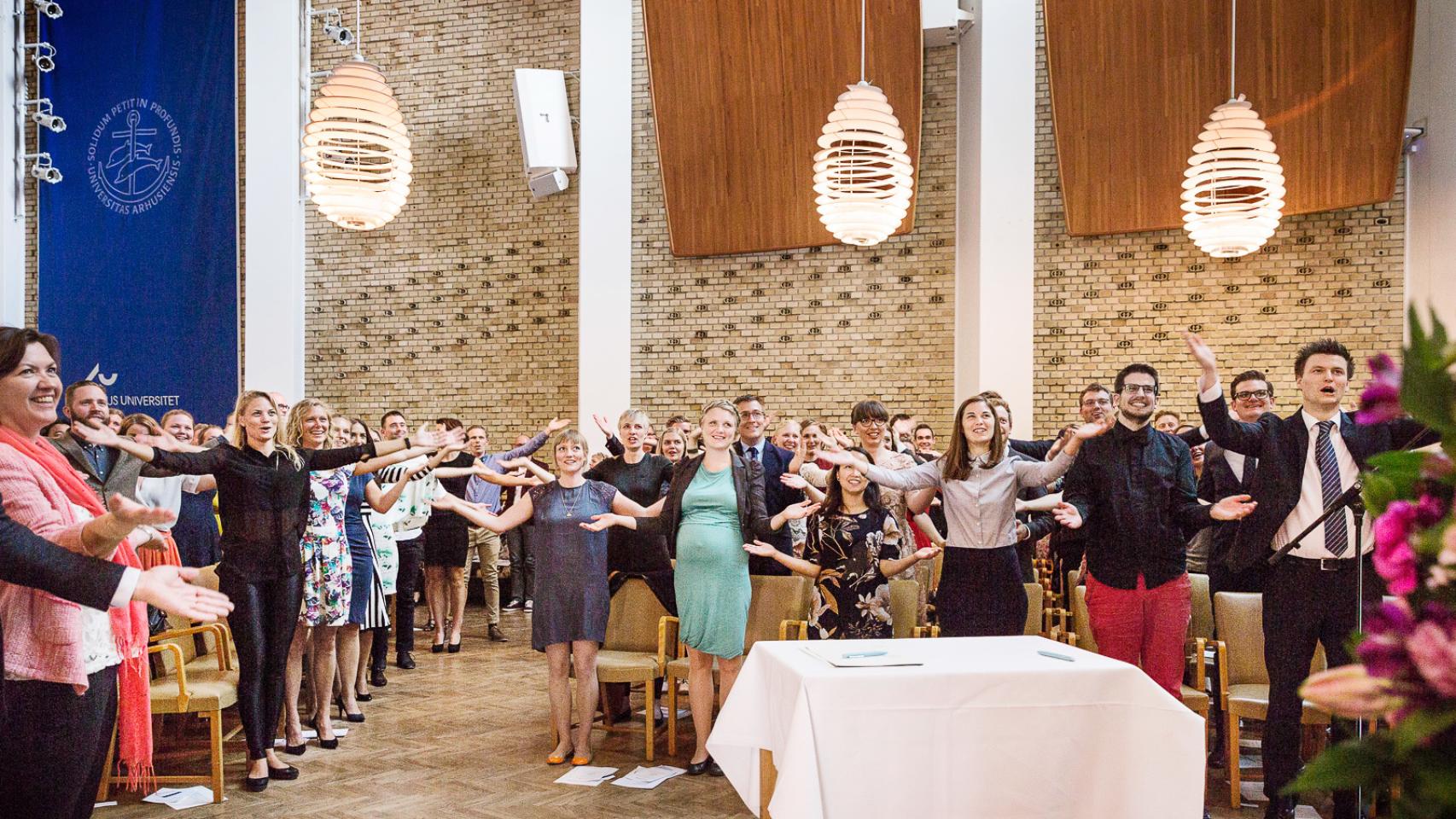 Los médicos recién graduados, tras el juramento hipocrático mientras gritan auh auh.