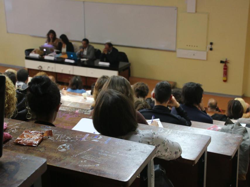 Miembros de Entr’Autres, durante una charla en Niza para sensibilizar sobre la radicalización de los jóvenes.