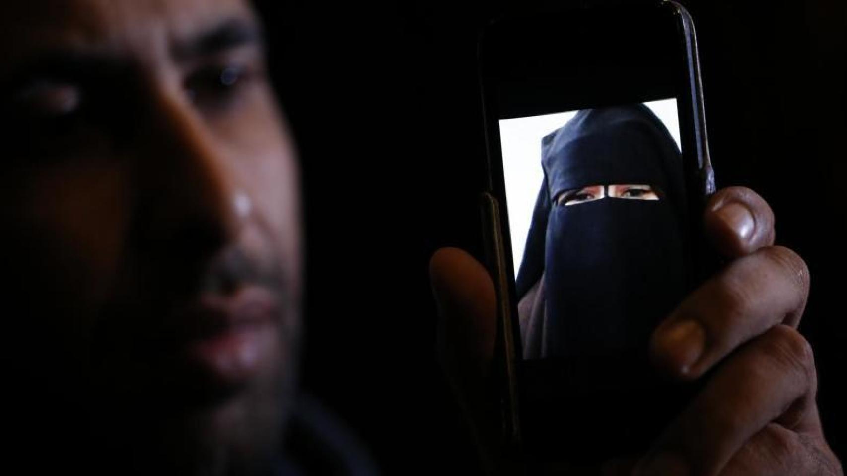 El hermano de una joven francesa que viajó hasta Siria muestra la imagen de la chica.