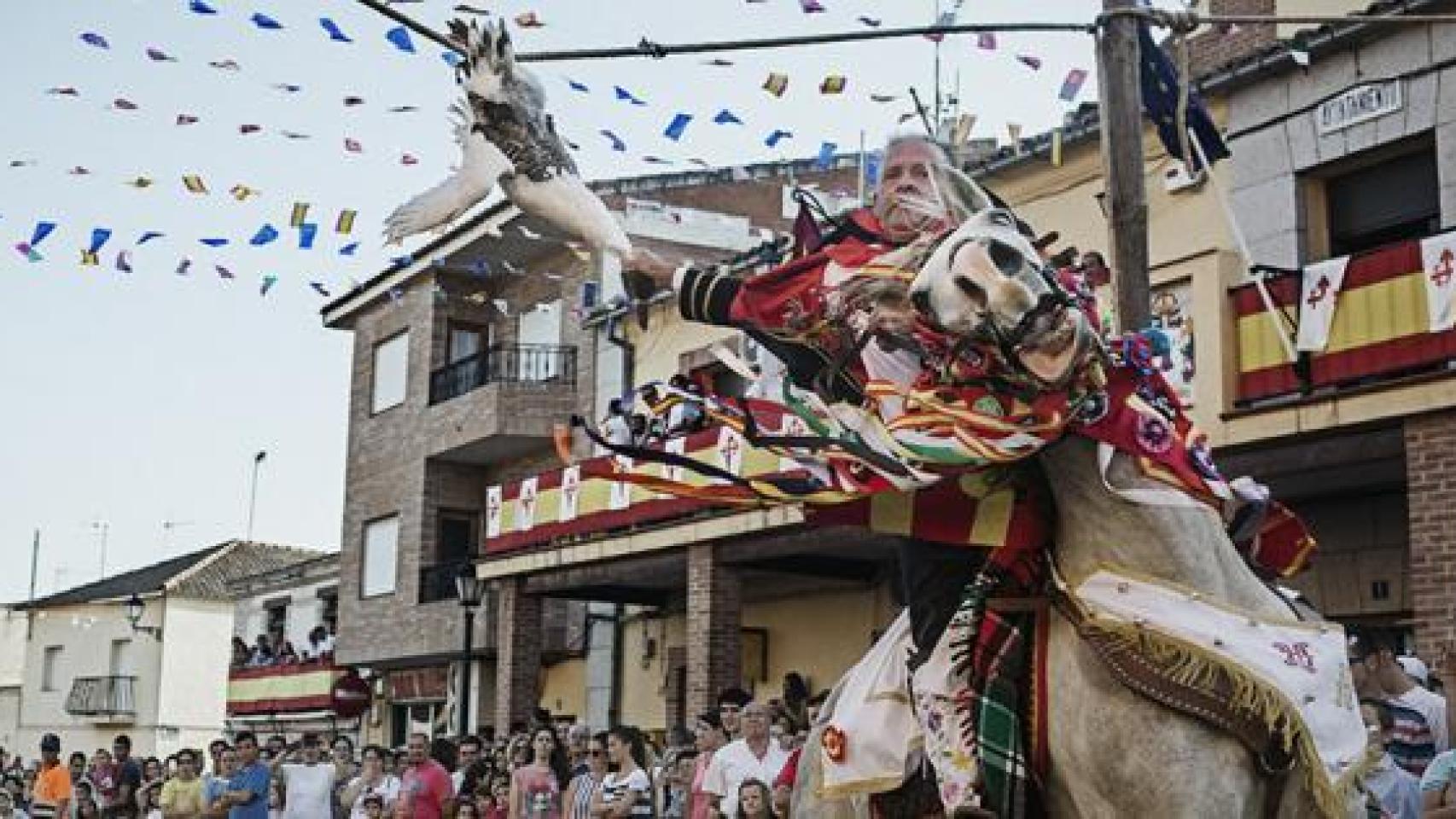 Un hombre arranca la cabeza a un pato en un festejo popular.