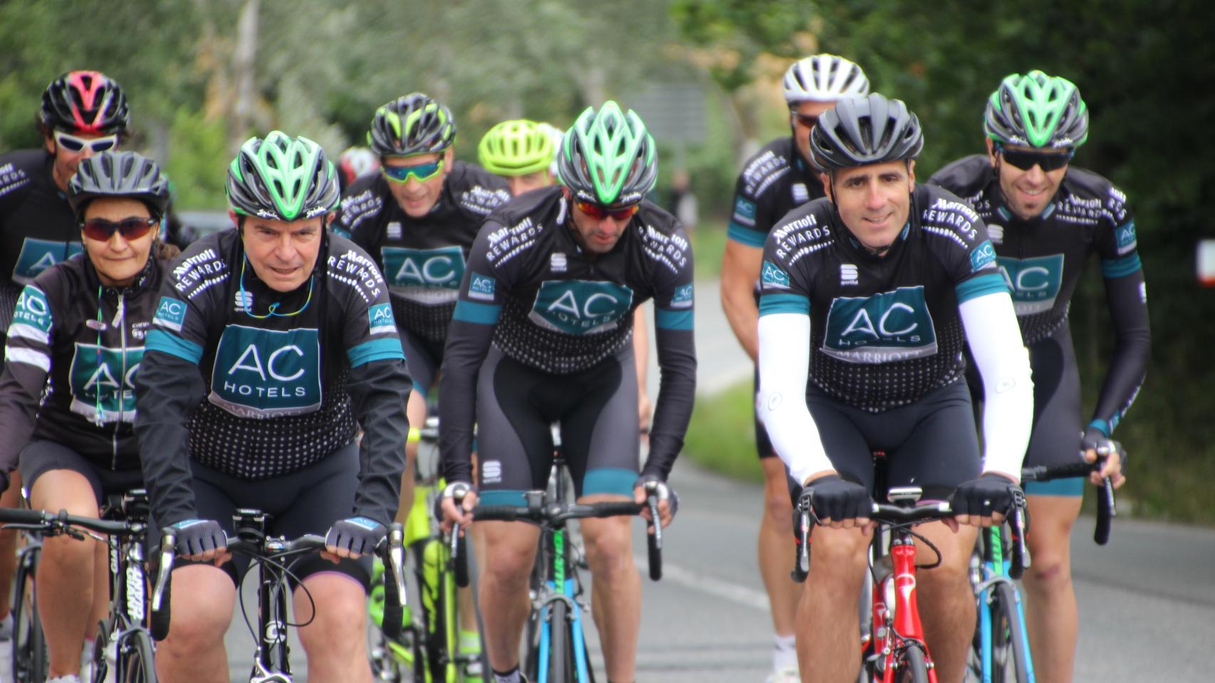 Antonio Catalán, presidente de AC Hoteles y Miguel Indurain encabezando el pelotón