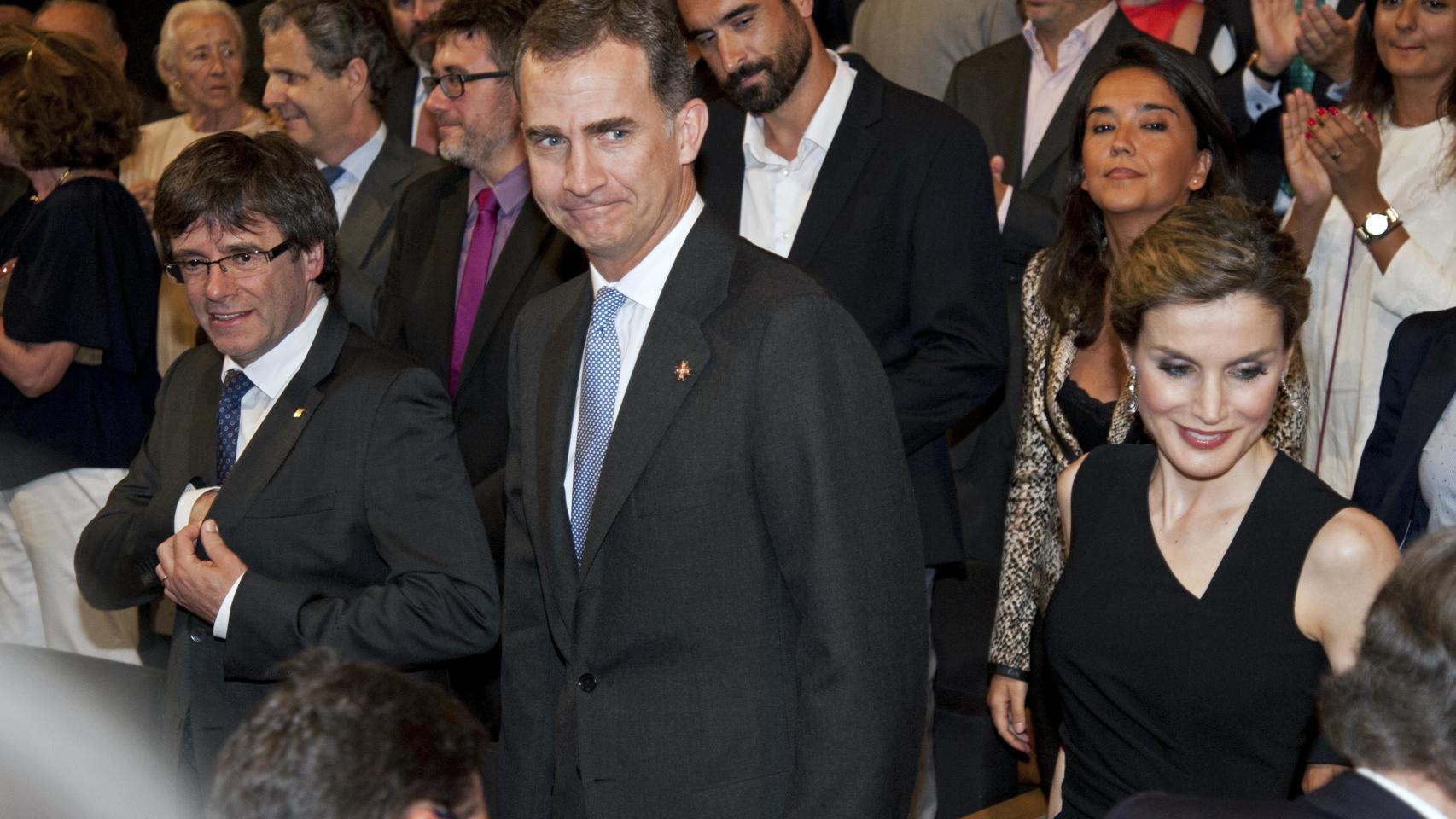 Los reyes posan junto a Carles Puigdemont en Girona.