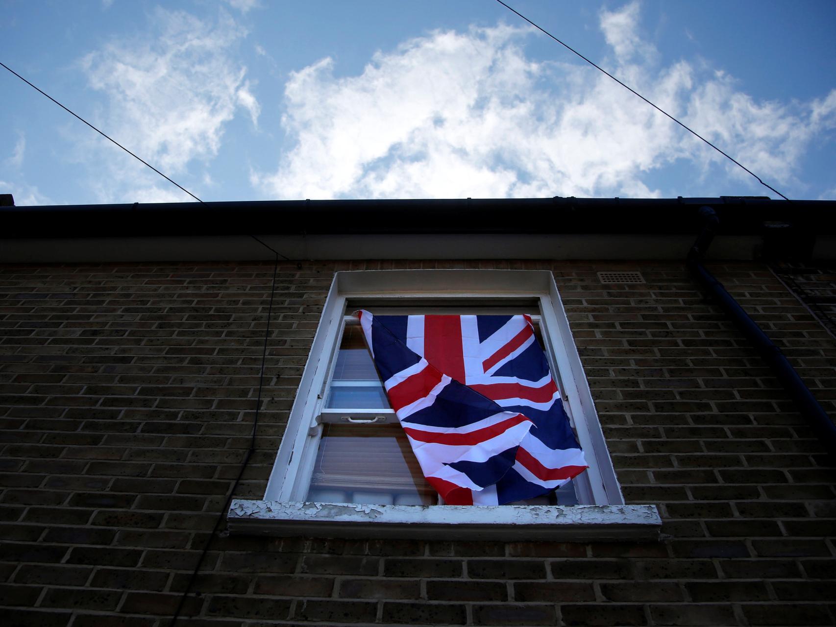 David Cameron ha denunciado el brote de violencia racista.