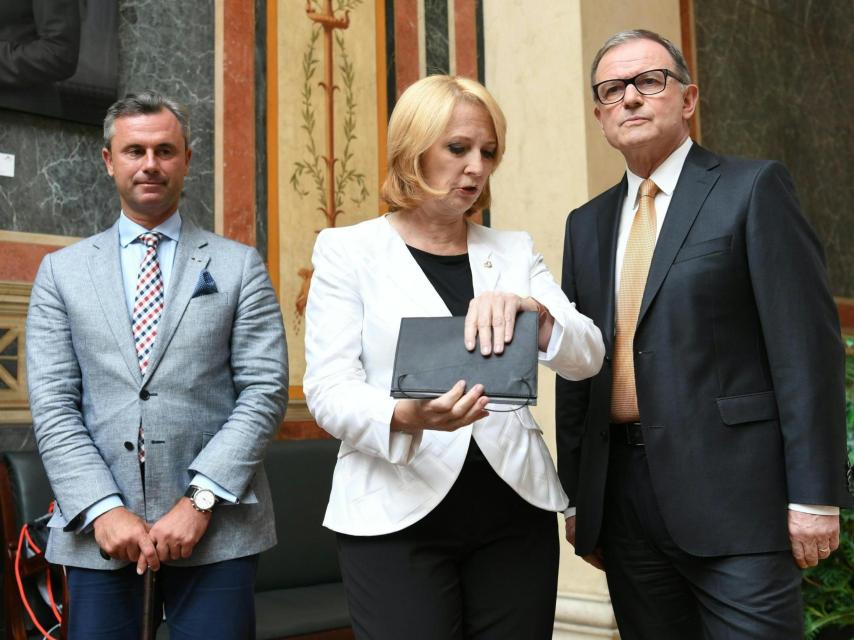 Hofer (i), junto a los otros dos próximos presidentes en funciones tras el anuncio de nuevos comicios en Austria.