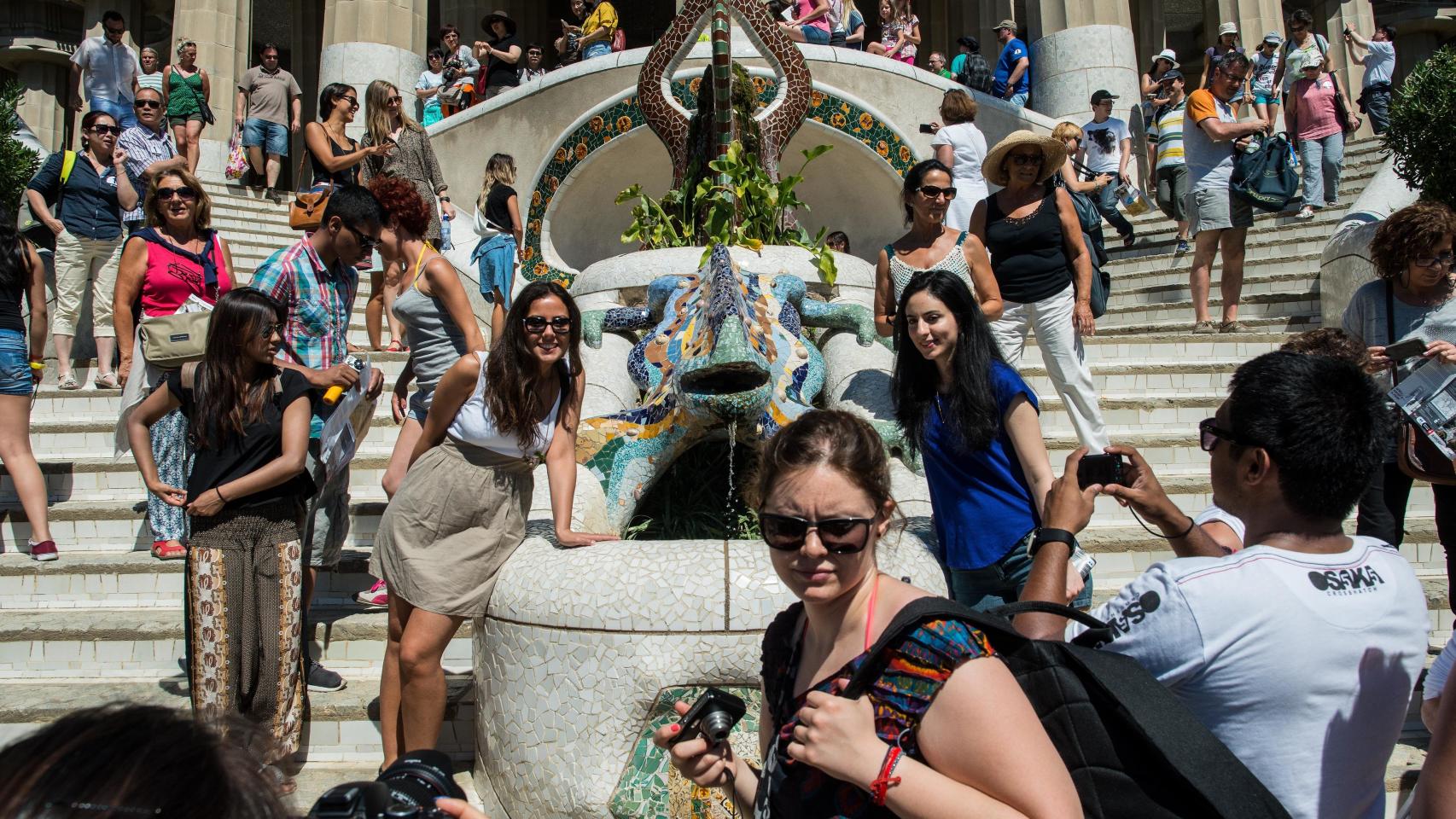 Turistas tomando fotografías en el Parque Güell de Barcelona
